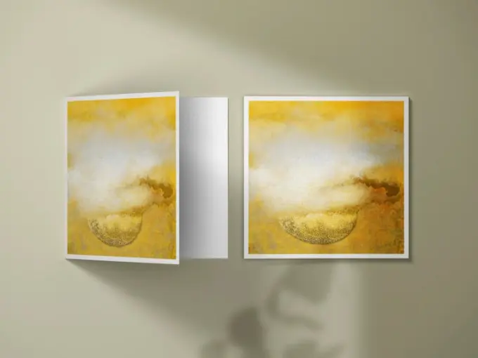 Deux exemplaires de la carte, une entre ouverte sur fond coloré