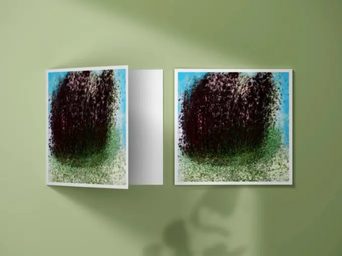 Deux exemplaires de la carte, une entre ouverte sur fond coloré