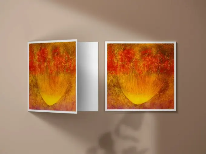 Deux exemplaires de la carte, une entre ouverte sur fond coloré