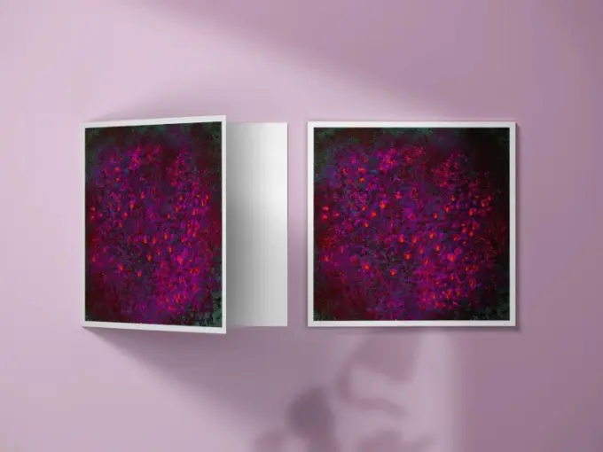 Deux exemplaires de la carte, une entre ouverte sur fond coloré